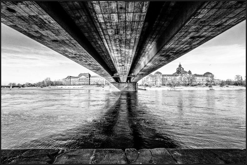 Claude Predal   Pont dur l'Elbe à Dresde